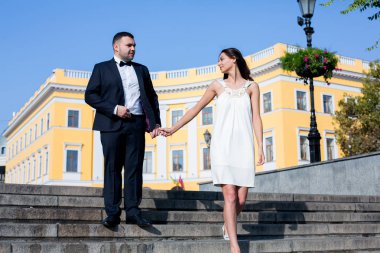 Mutlu gelin ve damat. Evli çift. Sadece evli çift kucakladı. Düğün çifti