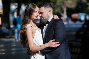 Mutlu gelin ve damat. Evli çift. Sadece evli çift kucakladı. Düğün çifti