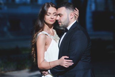 Mutlu gelin ve damat. Evli çift. Sadece evli çift kucakladı. Düğün çifti