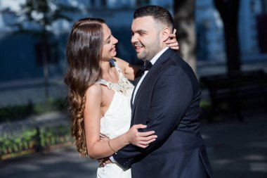 Mutlu gelin ve damat. Evli çift. Sadece evli çift kucakladı. Düğün çifti