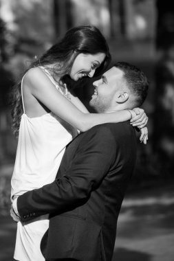 Mutlu gelin ve damat. Evli çift. Sadece evli çift kucakladı. Düğün çifti