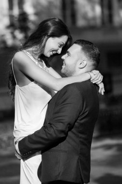 Mutlu gelin ve damat. Evli çift. Sadece evli çift kucakladı. Düğün çifti