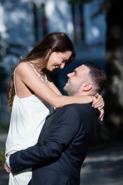 Mutlu gelin ve damat. Evli çift. Sadece evli çift kucakladı. Düğün çifti