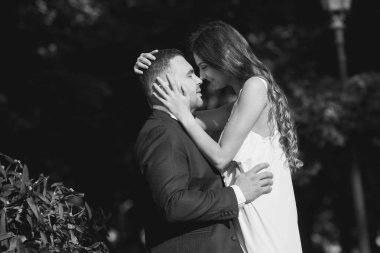 Mutlu gelin ve damat. Evli çift. Sadece evli çift kucakladı. Düğün çifti