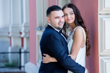 Mutlu gelin ve damat. Evli çift. Sadece evli çift kucakladı. Düğün çifti