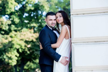 Mutlu gelin ve damat. Evli çift. Sadece evli çift kucakladı. Düğün çifti