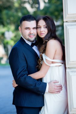 Mutlu gelin ve damat. Evli çift. Sadece evli çift kucakladı. Düğün çifti