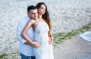 Mutlu gelin ve damat. Evli çift. Sadece evli çift kucakladı. Düğün çifti