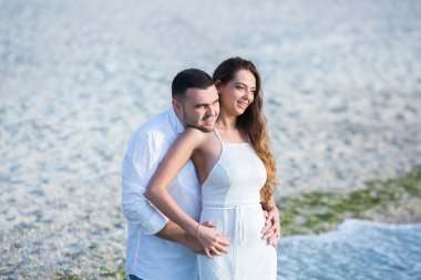 Mutlu gelin ve damat. Evli çift. Sadece evli çift kucakladı. Düğün çifti