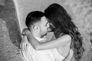 Mutlu gelin ve damat. Evli çift. Sadece evli çift kucakladı. Düğün çifti