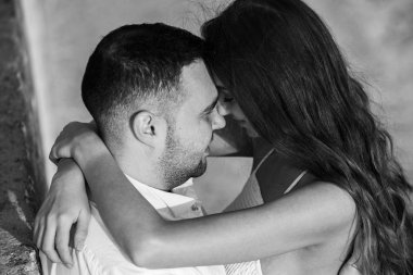 Mutlu gelin ve damat. Evli çift. Sadece evli çift kucakladı. Düğün çifti