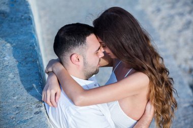 Mutlu gelin ve damat. Evli çift. Sadece evli çift kucakladı. Düğün çifti