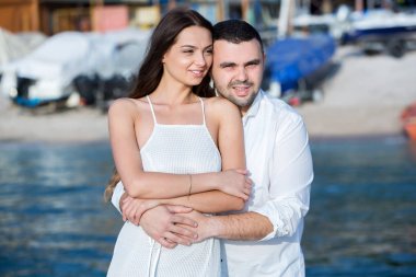 Mutlu gelin ve damat. Evli çift. Sadece evli çift kucakladı. Düğün çifti
