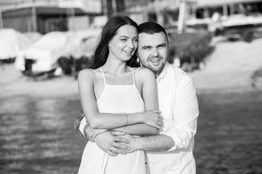 Mutlu gelin ve damat. Evli çift. Sadece evli çift kucakladı. Düğün çifti