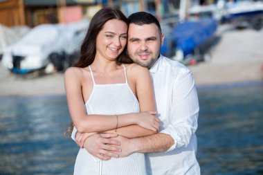 Mutlu gelin ve damat. Evli çift. Sadece evli çift kucakladı. Düğün çifti