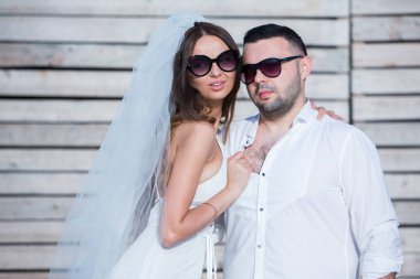 Mutlu gelin ve damat. Evli çift. Sadece evli çift kucakladı. Düğün çifti