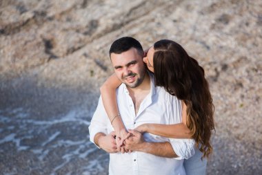 Mutlu gelin ve damat. Evli çift. Sadece evli çift kucakladı. Düğün çifti