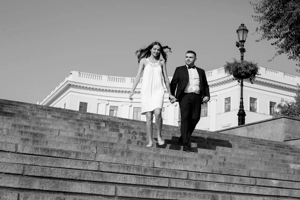 Glückliches Brautpaar Fröhliches Ehepaar Eheleute Umarmten Sich Hochzeitspaar — Stockfoto