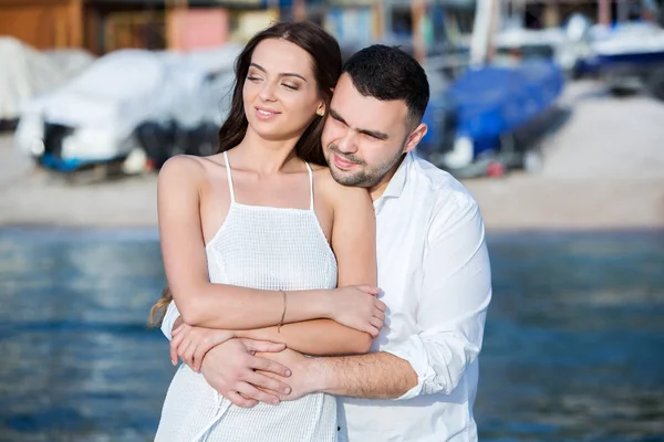 Mutlu gelin ve damat. Evli çift. Sadece evli çift kucakladı. Düğün çifti
