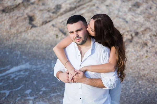 Glückliches Brautpaar Fröhliches Ehepaar Eheleute Umarmten Sich Hochzeitspaar — Stockfoto