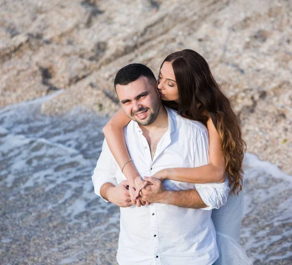 Glückliches Brautpaar Fröhliches Ehepaar Eheleute Umarmten Sich Hochzeitspaar — Stockfoto