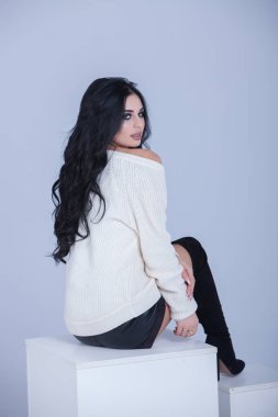 Güzellik moda uzun siyah saçlı Genç güzel esmer kız portresi. Güzellik yüz. beyaz uzun saçlı güzel kız portresi. Studio fotoğraf.