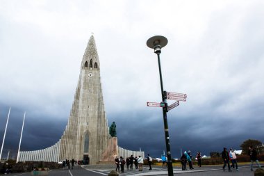 Reykjavik, İzlanda - 10 Ekim 2018: TanımlıkHallgrimskirkja Katedrali, Lutheran parish Kilisesi Reykjavik, İzlanda