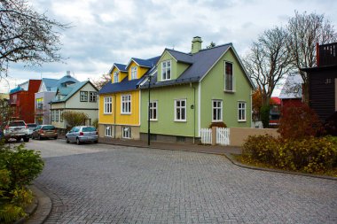 Reykjavik, İzlanda - 10 Ekim 2018: Reykjavik, İzlanda'nın A sokak. Reykjavik İzlanda'nın başkenti şehir. Sokakları ve eski binalar Reykjavik orta kısmında. 