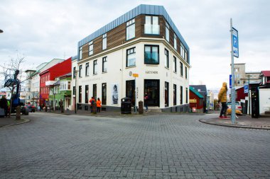 Reykjavik, İzlanda - 10 Ekim 2018: Reykjavik, İzlanda'nın A sokak. Reykjavik İzlanda'nın başkenti şehir. Sokakları ve eski binalar Reykjavik orta kısmında. 