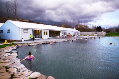 Fludir, İzlanda 11 Ekim 2018: gizli Lagoon jeotermal havuzlarında banyo insanlar. Gizli lagün kaplıca, genel ısınma Yüzme Havuzu.