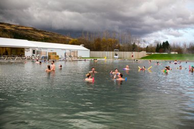 Fludir, İzlanda 11 Ekim 2018: gizli Lagoon jeotermal havuzlarında banyo insanlar. Gizli lagün kaplıca, genel ısınma Yüzme Havuzu.