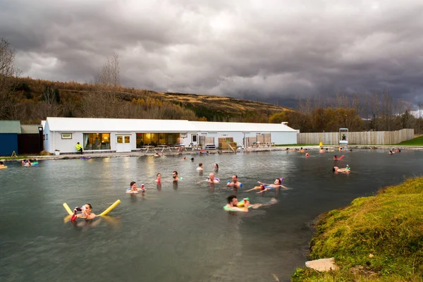 Fludir, İzlanda 11 Ekim 2018: gizli Lagoon jeotermal havuzlarında banyo insanlar. Gizli lagün kaplıca, genel ısınma Yüzme Havuzu.