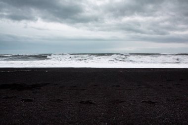 Görüntü siyah kum plaj yakınındaki South Coast İzlanda, Vik. Beyaz Köpük Güney İzlanda bir siyah lav plajda. Konumlar ve İzlanda doğası.