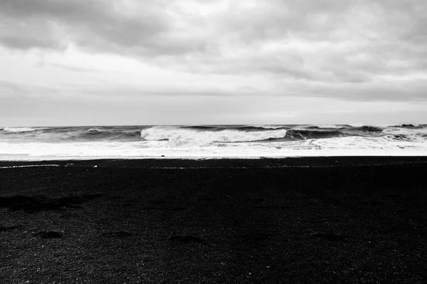 アイスランドの南海岸でヴィックの近くの黒い砂のビーチのイメージ 南部アイスランドの黒い溶岩ビーチ上の泡の白します 観光とアイスランドの自然 — ストック写真