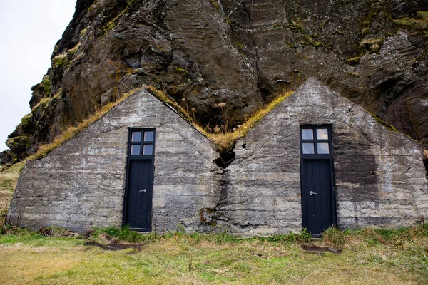Tipikus Izlandi Házak Fűvel Borított Izlandi Tőzeg Házak Borított Sziklák — Stock Fotó