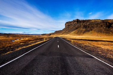 İzlanda manzara yolda. Yol ve araba seyahat doğal ve gün batımı. Yol seyahat konsepti. Kiralık seyahat macera