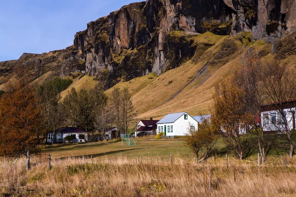 美しいアイスランドの風景です 素晴らしいアイスランドの風景です 山および劇的な空 — ストック写真