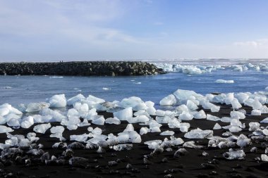 Diamond Beach İzlanda. Jokulsarlon buzul lagoon yakınındaki siyah sahilde buz. İzlanda'daki buzul buzdağları. İzlanda doğa.