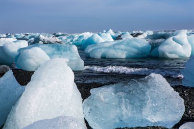 Diamond Beach İzlanda. Jokulsarlon buzul lagoon yakınındaki siyah sahilde buz. İzlanda'daki buzul buzdağları. İzlanda doğa.
