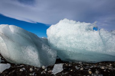 Diamond Beach İzlanda. Jokulsarlon buzul lagoon yakınındaki siyah sahilde buz. İzlanda'daki buzul buzdağları. İzlanda doğa.