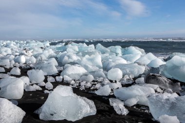 Diamond Beach İzlanda. Jokulsarlon buzul lagoon yakınındaki siyah sahilde buz. İzlanda'daki buzul buzdağları. İzlanda doğa.
