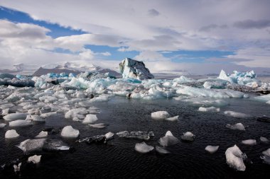 Ünlü Glacier Lagoon, İzlanda'nın buzullar. Buzul lagün bay güzel soğuk manzara resmi. İzlanda'nın eşsiz doğa. Buz manzara.