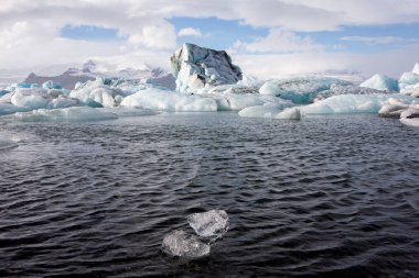 Ünlü Glacier Lagoon, İzlanda'nın buzullar. Buzul lagün bay güzel soğuk manzara resmi. İzlanda'nın eşsiz doğa. Buz manzara.