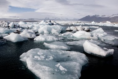 Ünlü Glacier Lagoon, İzlanda'nın buzullar. Buzul lagün bay güzel soğuk manzara resmi. İzlanda'nın eşsiz doğa. Buz manzara.