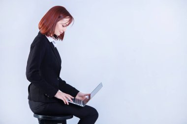 Dizüstü bilgisayarda çalışan genç iş kadın. Dizüstü bilgisayarda çalışma çekici olgun işkadını. Belgili tanımlık laptop çalışan kız. Studio.White arka plan.
