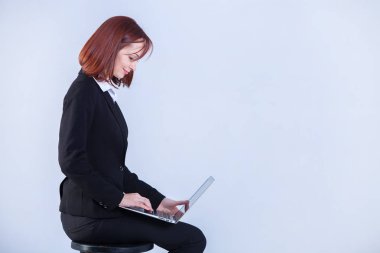 Dizüstü bilgisayarda çalışan genç iş kadın. Dizüstü bilgisayarda çalışma çekici olgun işkadını. Belgili tanımlık laptop çalışan kız. Studio.White arka plan.