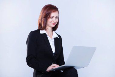 Dizüstü bilgisayarda çalışan genç iş kadın. Dizüstü bilgisayarda çalışma çekici olgun işkadını. Belgili tanımlık laptop çalışan kız. Studio.White arka plan.