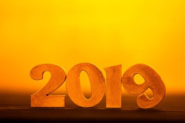 Yeni yıl kavramı. Happy New Year Banner altın 2019 numaraları ile. Yaratıcı arka plan 2019