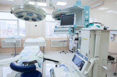 Modern klinik ameliyat odasında iç. Hastane detaylar - teknoloji ve lambalar Modern cerrahi Oda.
