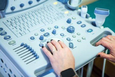 Modern klinik ameliyat odasında iç. Hastane detaylar - teknoloji ve lambalar Modern cerrahi Oda.